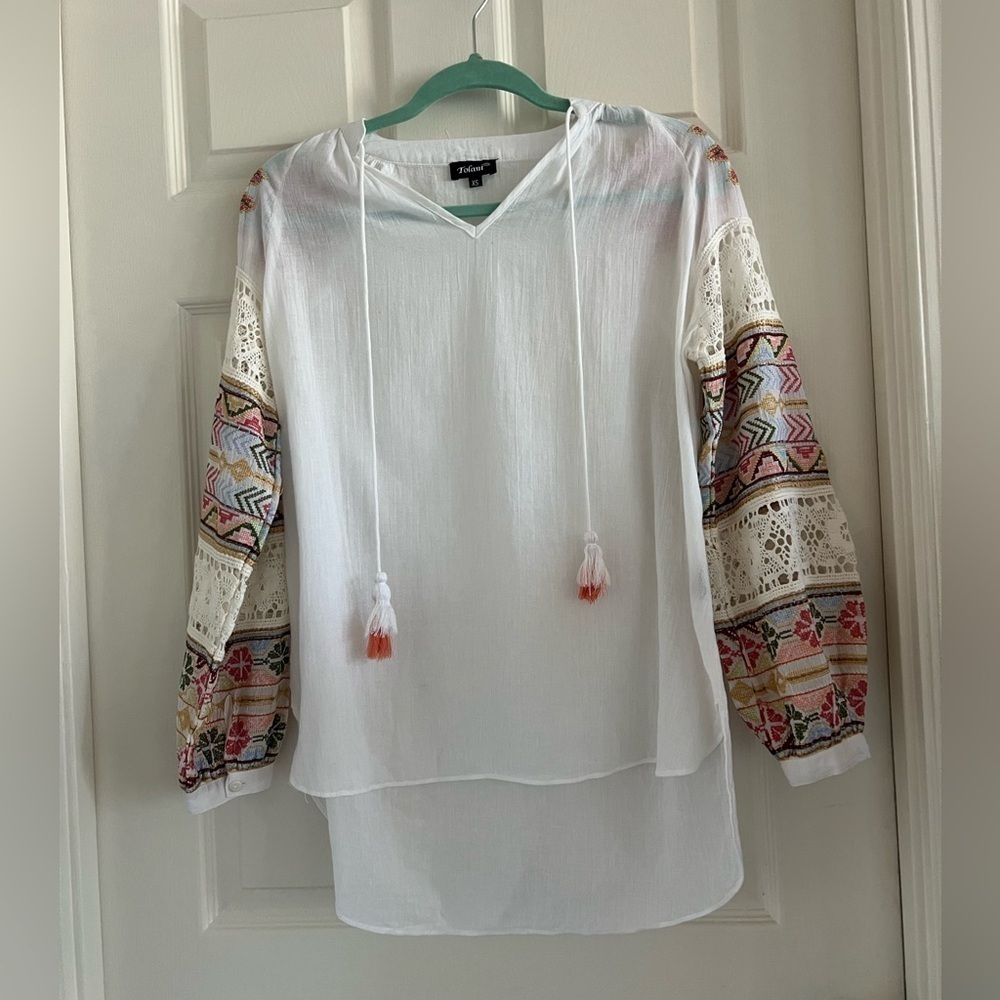 Tolani Gabriella hi low top. Embroidered. Cotton. White. EUC. Size XS.